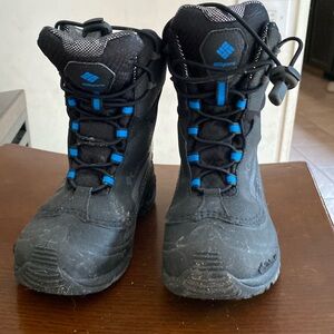Boys Columbia Bugaboot II , size 3. Black and blue highlights.